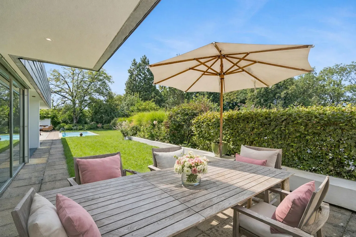 Living with style and privacy to arrive and feel good - Photo 1 of 6