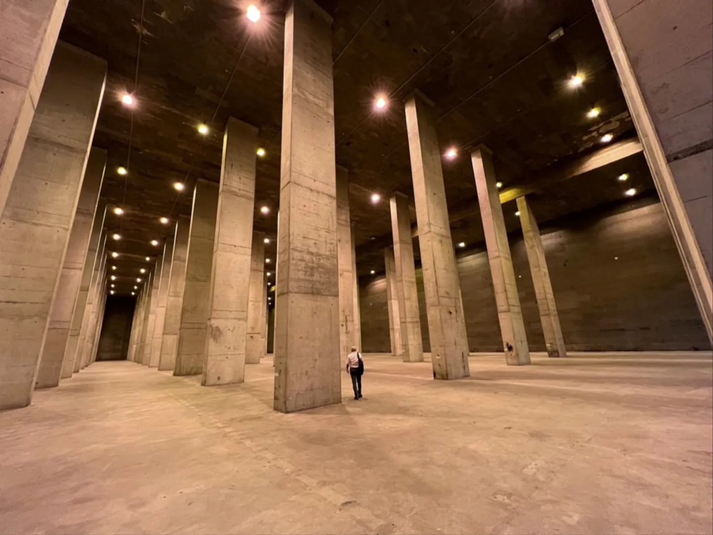 Large high-bay warehouse with a lot of potential for rent - Photo 3 of 7