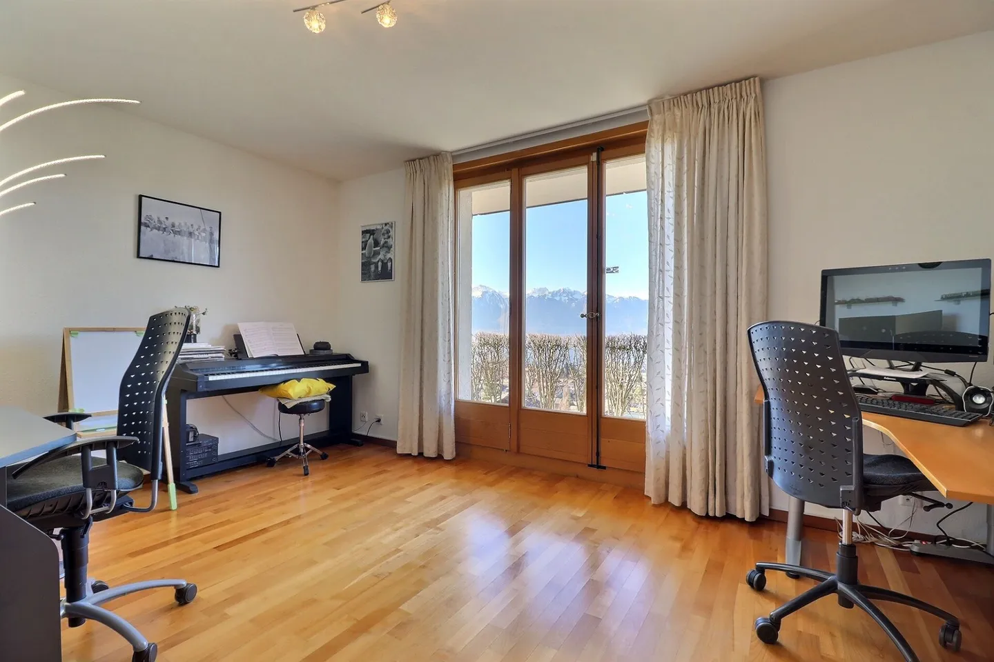 Magnificent chalet with a view of the lake and mountains - Photo 10 of 21