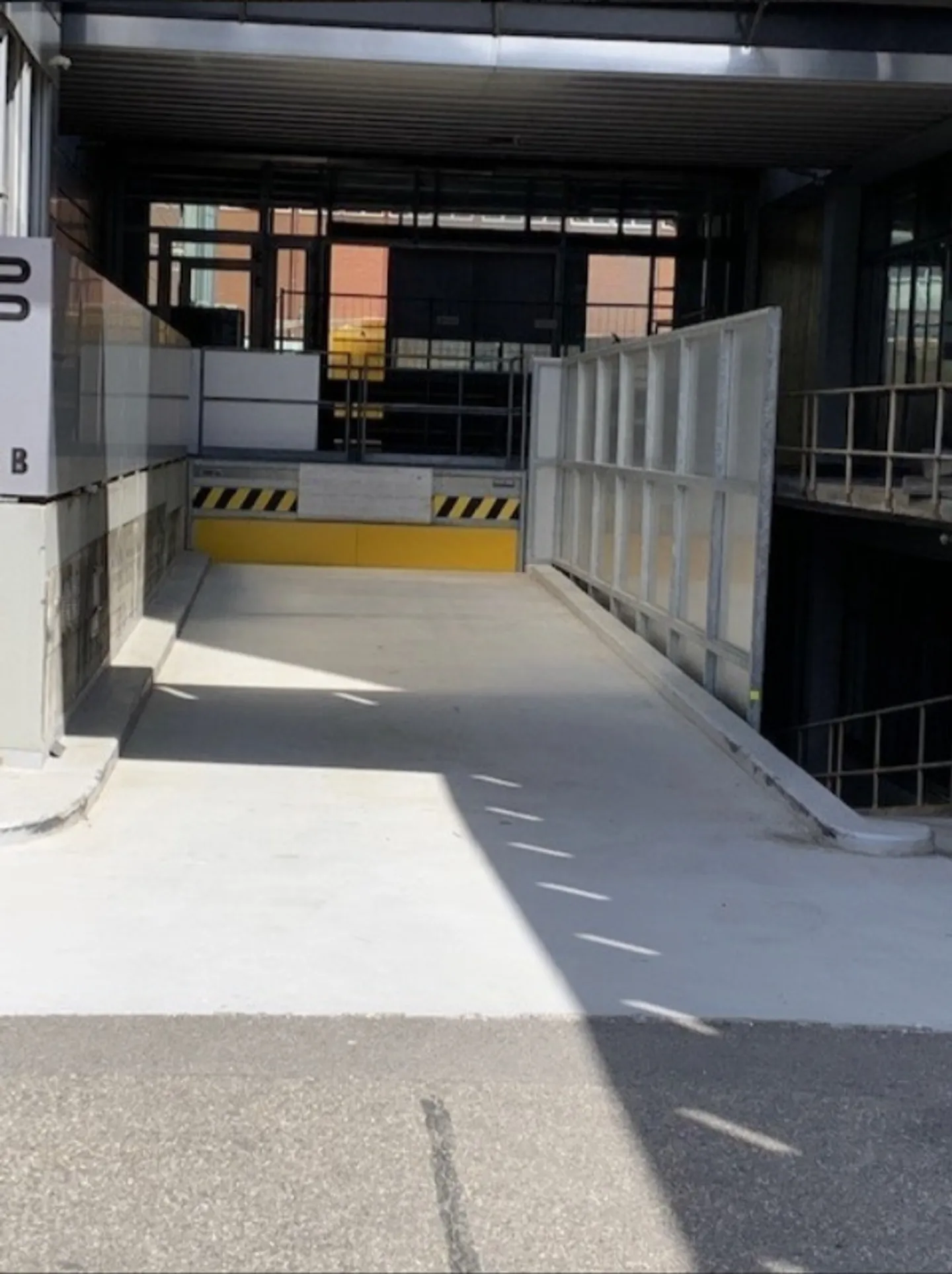 Large high-bay warehouse with a lot of potential for rent - Photo 6 of 7