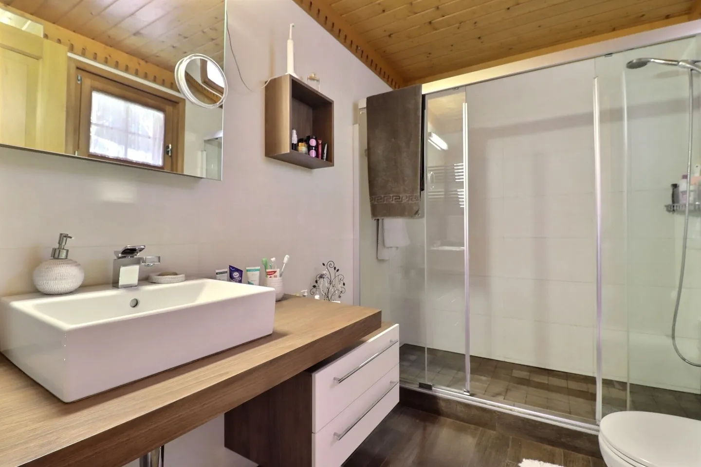 Magnificent chalet with a view of the lake and mountains - Photo 15 of 21