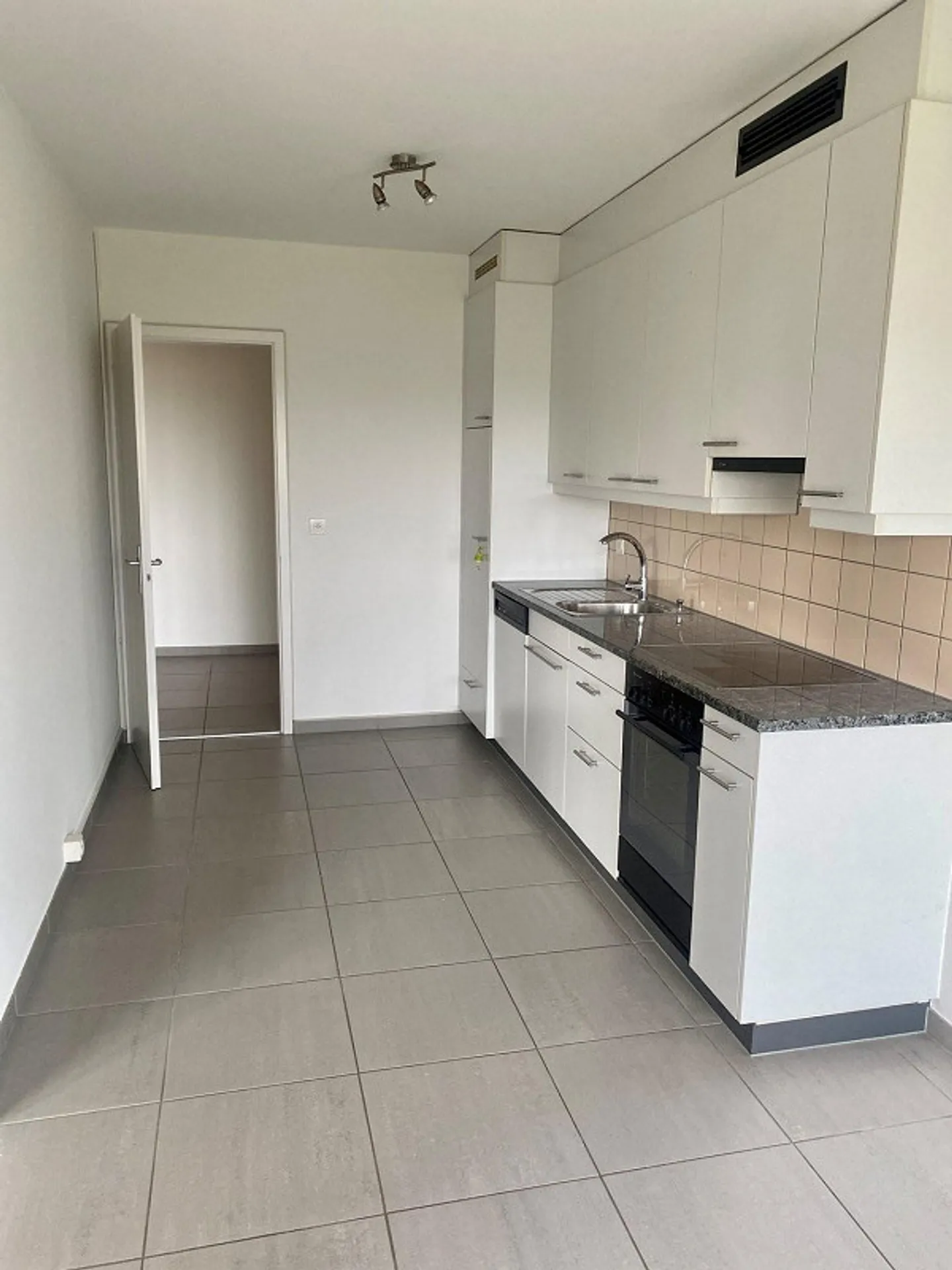 Spacious 3.5-room apartment with beautiful view for rent! - Photo 2 of 8