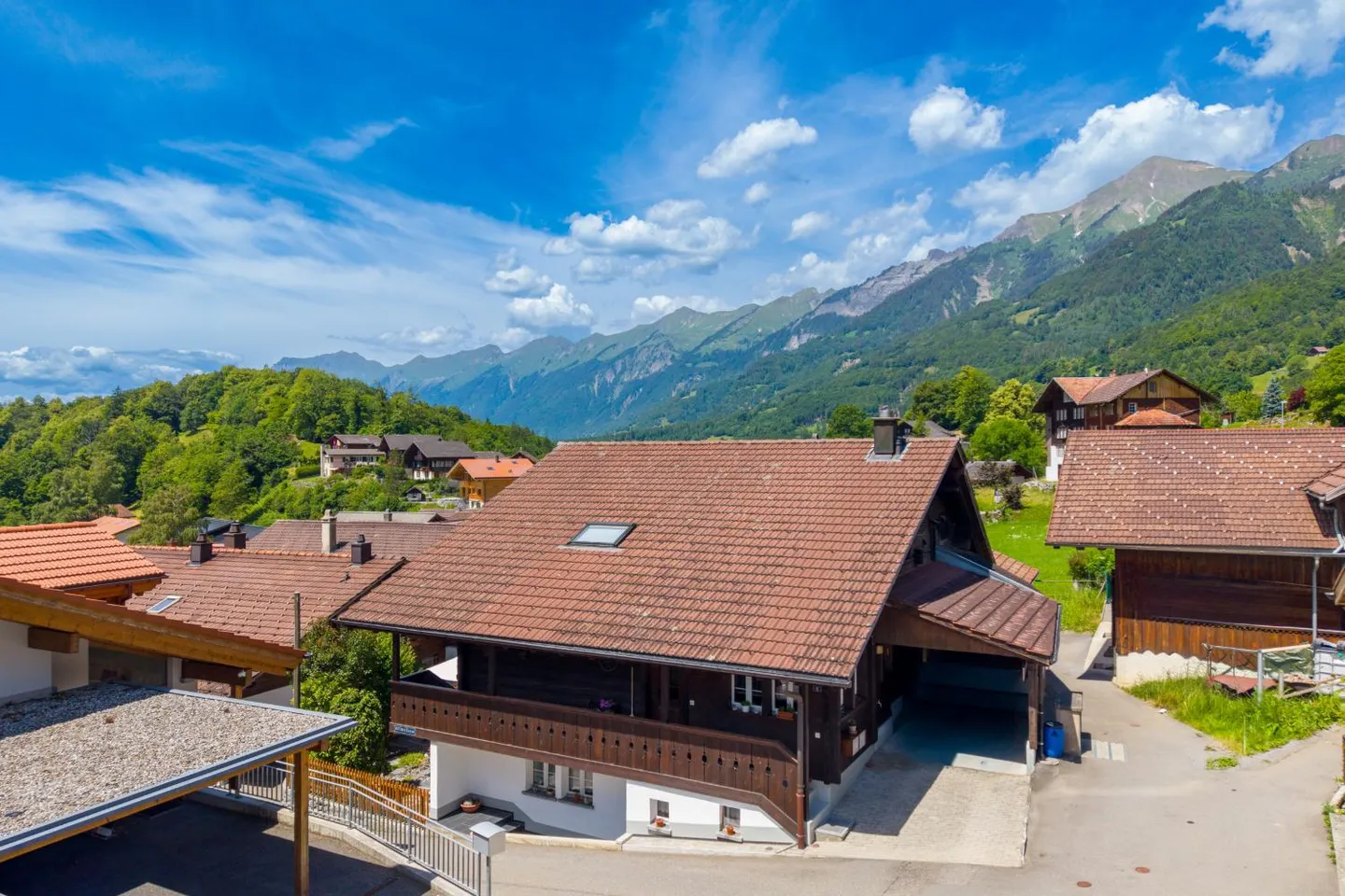 Charmante maison jumelée bien entretenue avec une belle terrasse - Photo 1 sur 8