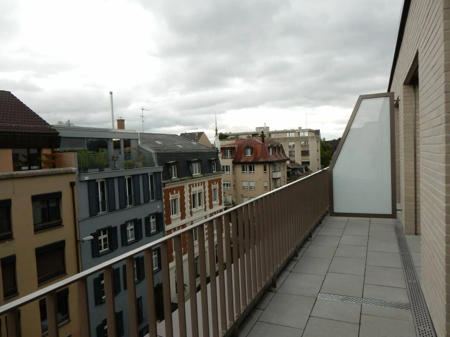 Modern Apartment with Balcony - Photo 4 of 6