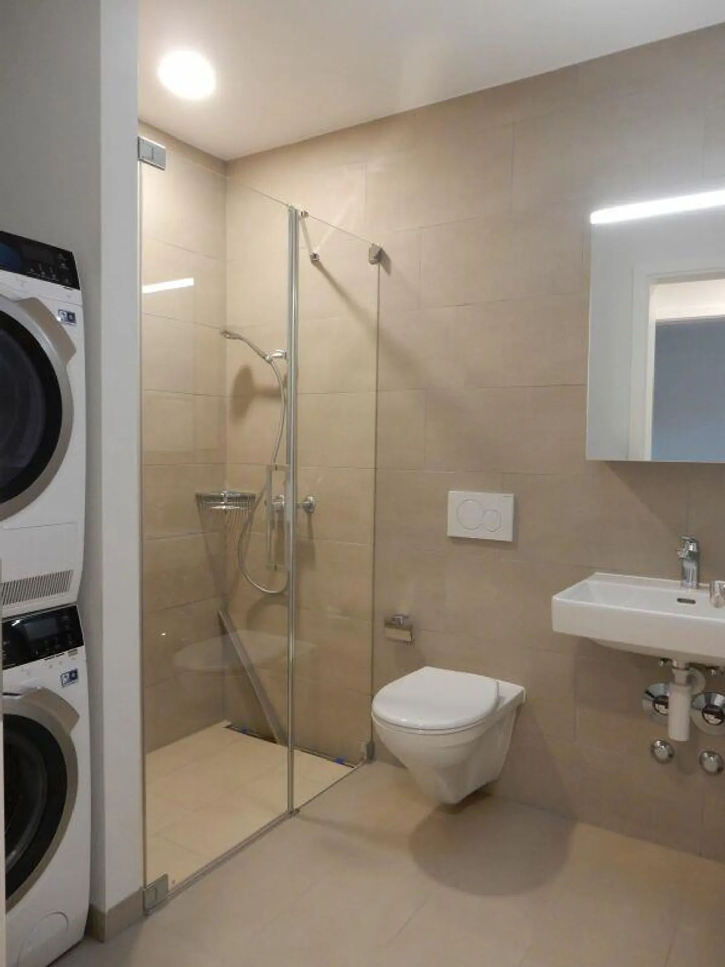 Modern Apartment with Balcony - Photo 5 of 6