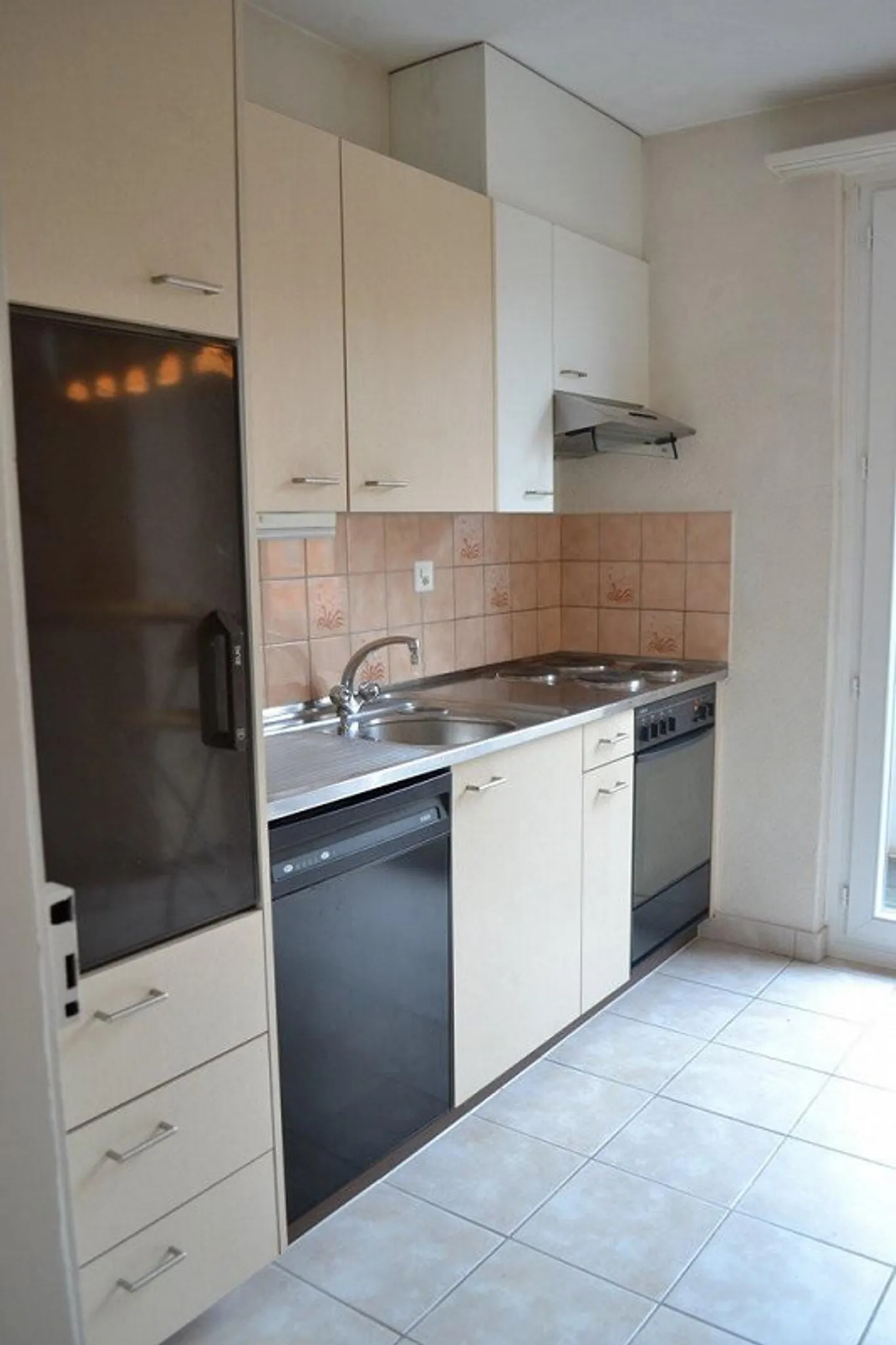 Your centrally located apartment in Wollishofen with balcony - Photo 2 of 8