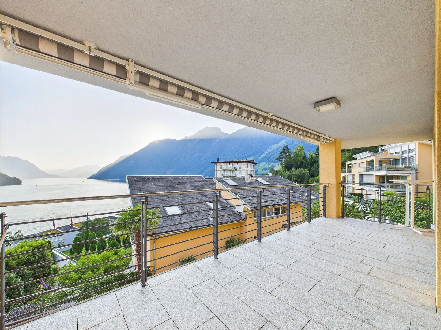 4.5 Zimmerwohnung mit Berg- und Seesicht mit Hobbyraum und Tiefgaragenplatz - Foto 3 von 17