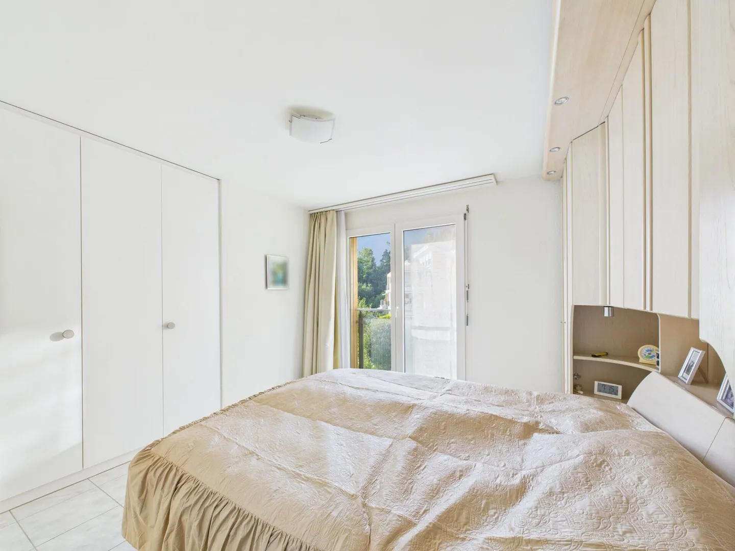 4.5 Zimmerwohnung mit Berg- und Seesicht mit Hobbyraum und Tiefgaragenplatz - Foto 6 von 17