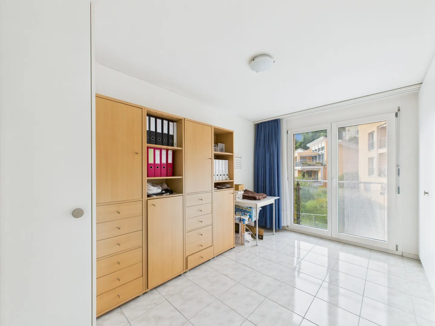 4.5 Zimmerwohnung mit Berg- und Seesicht mit Hobbyraum und Tiefgaragenplatz - Foto 7 von 17