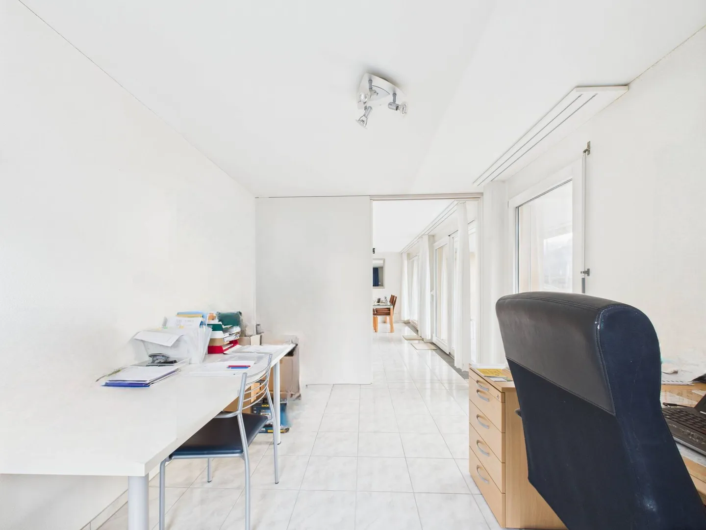4.5 Zimmerwohnung mit Berg- und Seesicht mit Hobbyraum und Tiefgaragenplatz - Foto 8 von 17