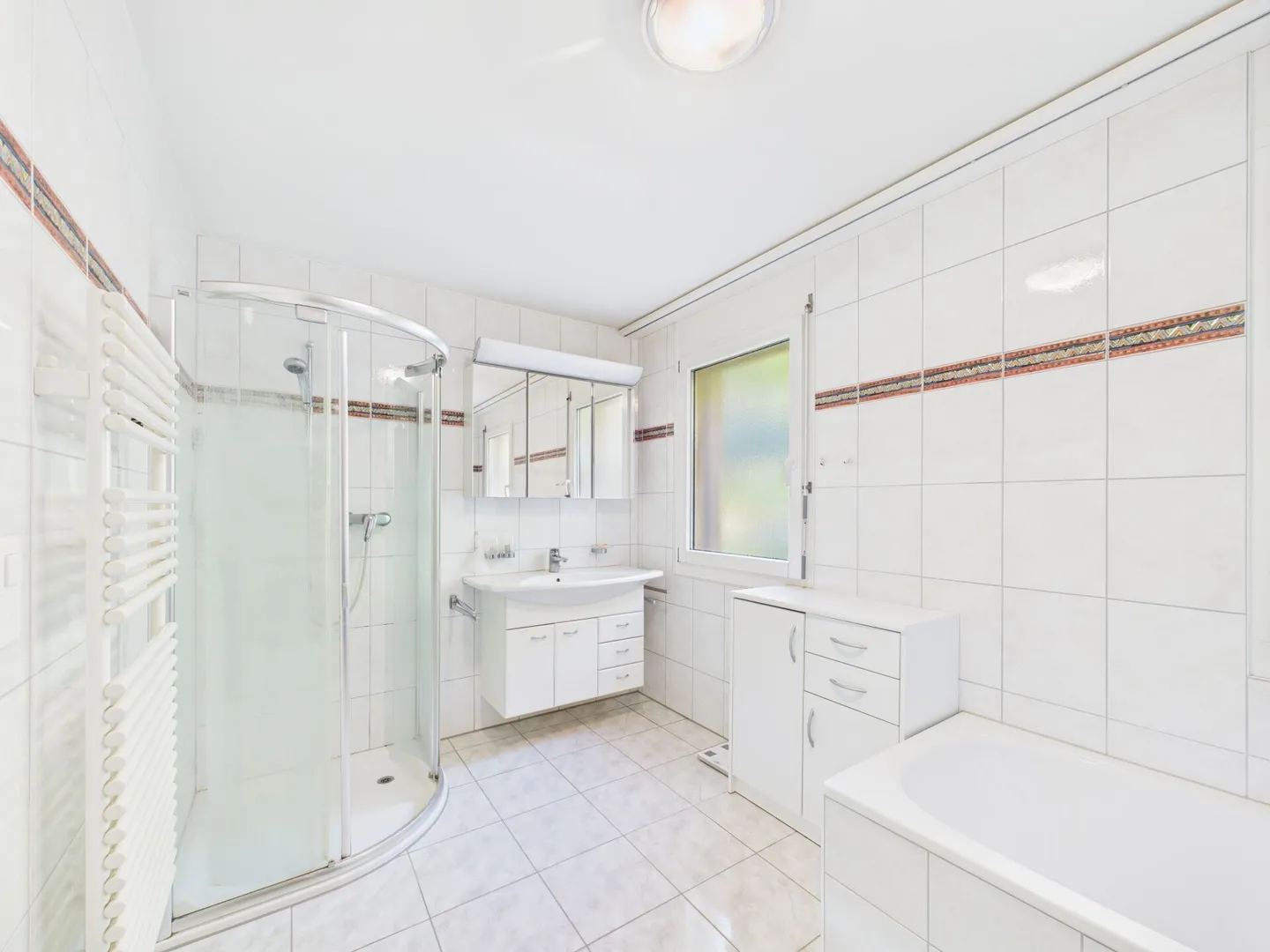 4.5 Zimmerwohnung mit Berg- und Seesicht mit Hobbyraum und Tiefgaragenplatz - Foto 11 von 17
