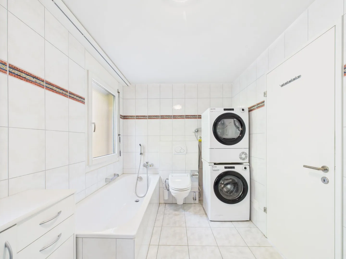 4.5 Zimmerwohnung mit Berg- und Seesicht mit Hobbyraum und Tiefgaragenplatz - Foto 12 von 17