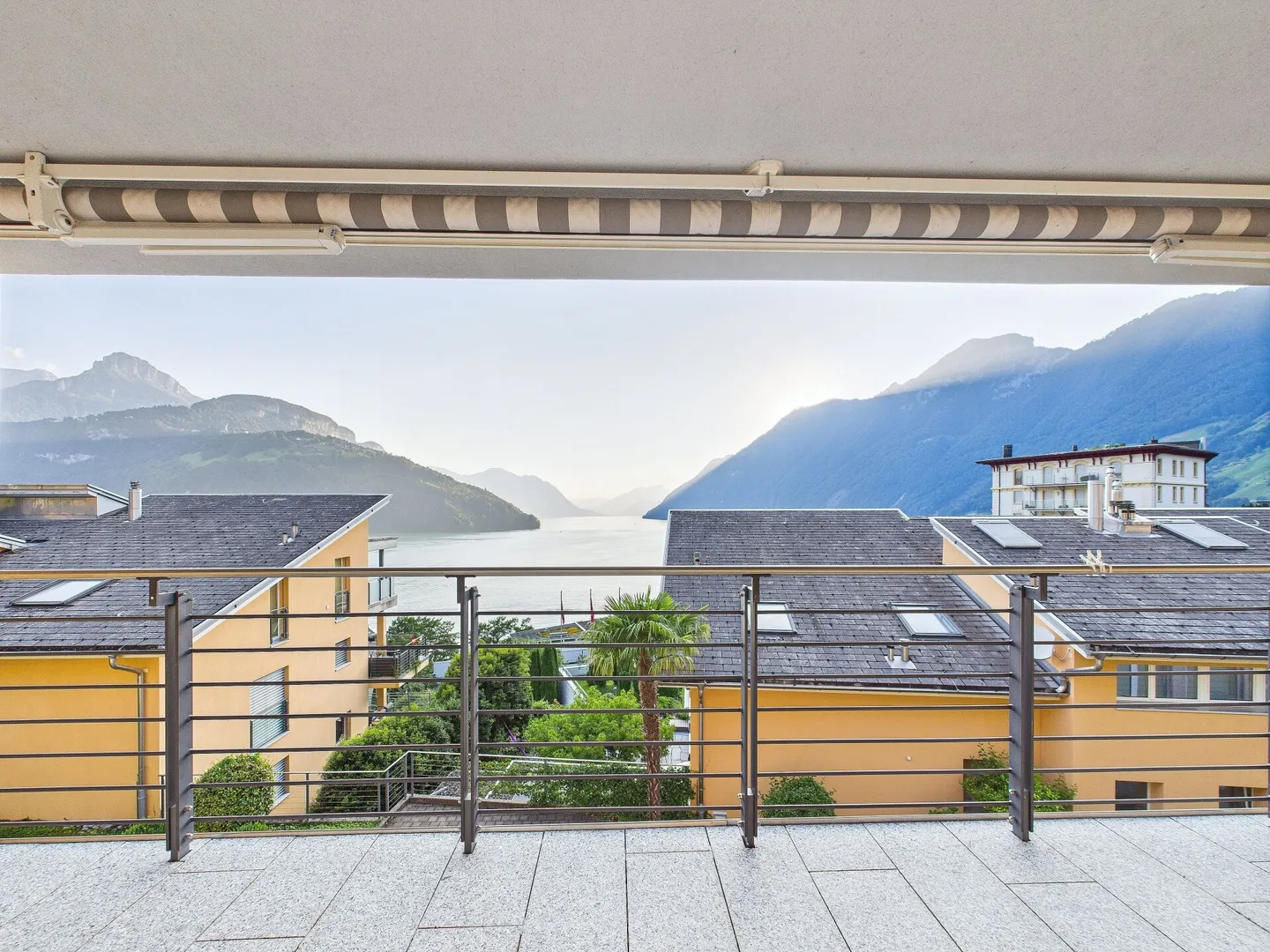 4.5 Zimmerwohnung mit Berg- und Seesicht mit Hobbyraum und Tiefgaragenplatz - Foto 1 von 17