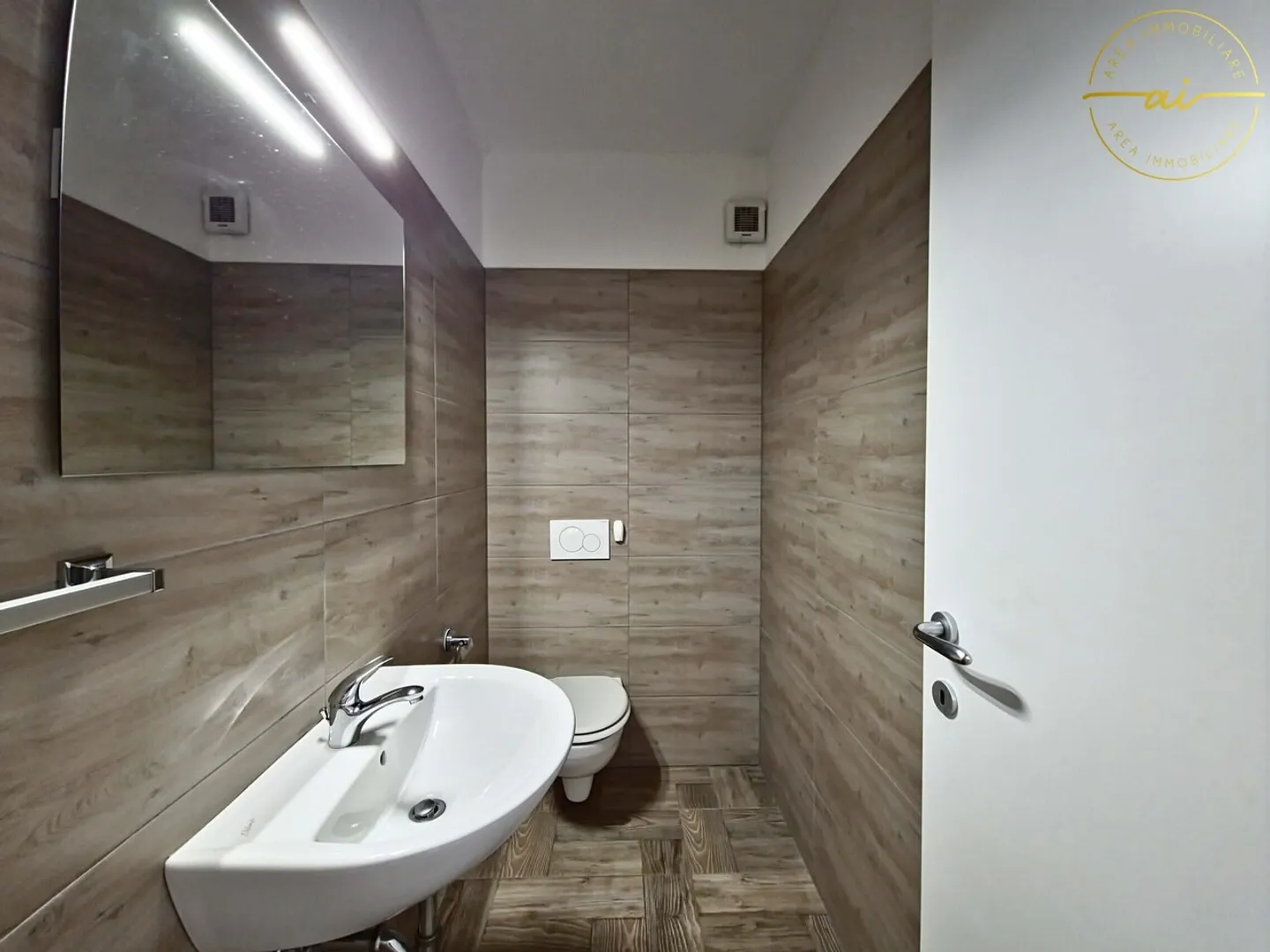 SPLENDID END HOUSE WITH PRIVATE GARDEN IN CRESCIANO - Photo 10 of 13