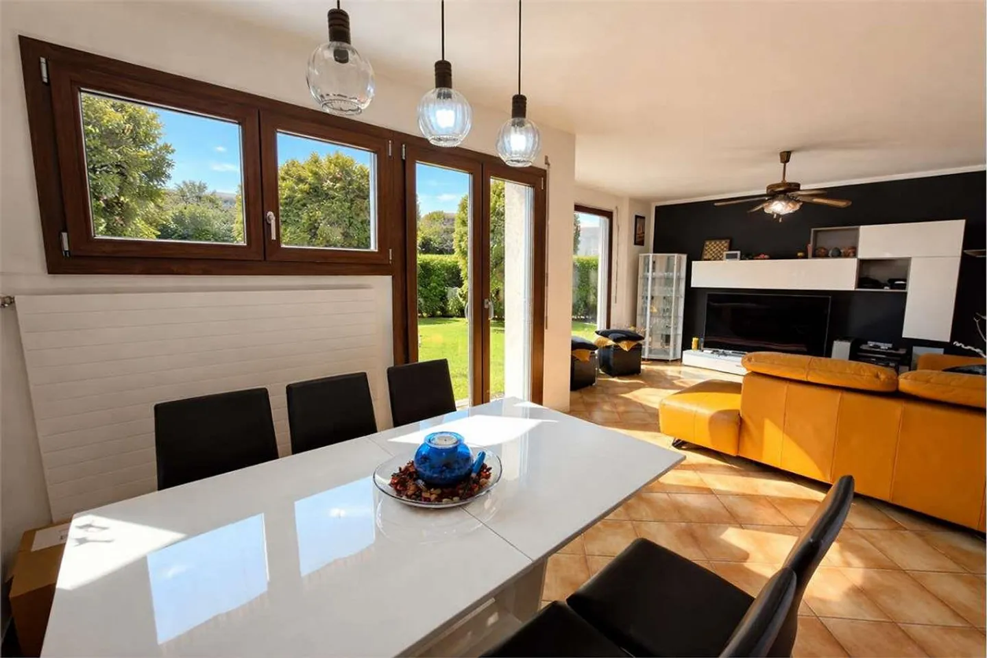 Casa a schiera luminosa con giardino - Foto 4 di 13