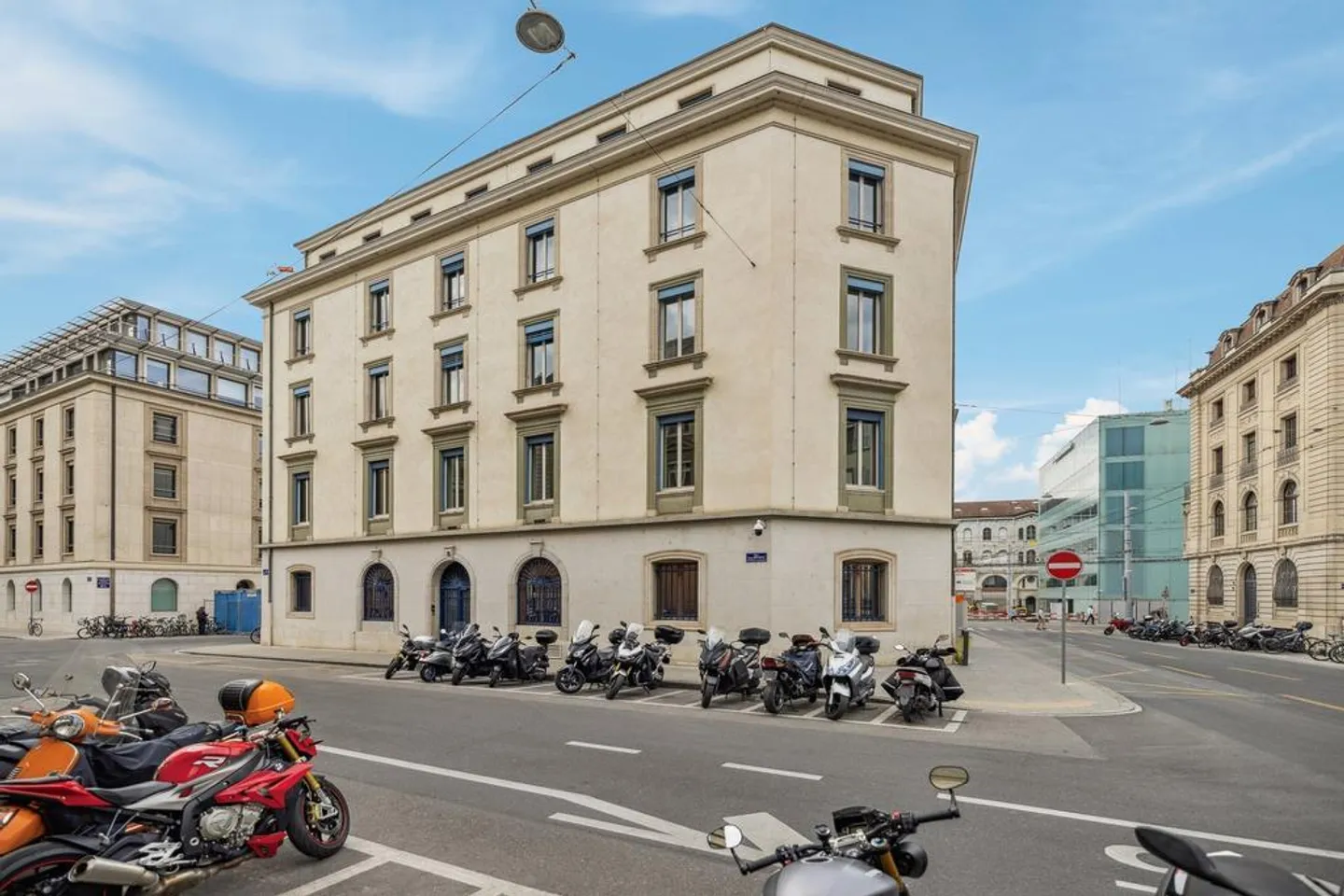Immeuble de prestige au cœur de Genève - Photo 1 sur 8