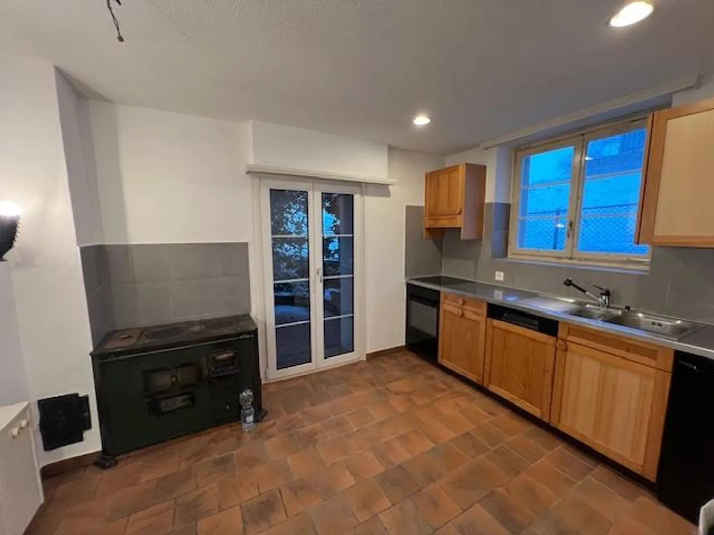 Freshly renovated, large, bright 2.5 room apartment for rent - Photo 5 of 6