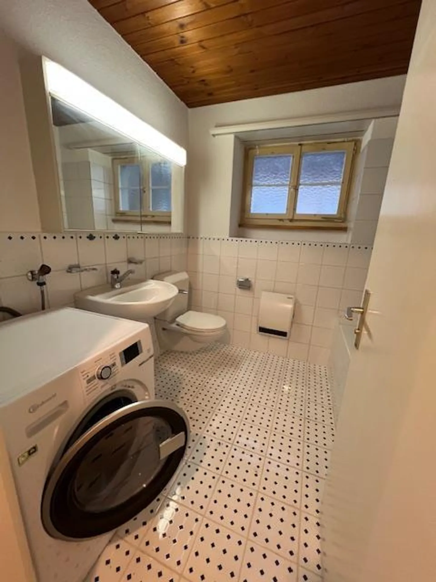 Freshly renovated, large, bright 2.5 room apartment for rent - Photo 6 of 6