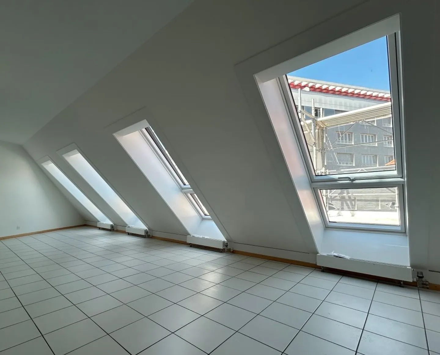 Nel cuore della città, appartamento di 4,5 stanze con tetti inclinati - Foto 2 di 7