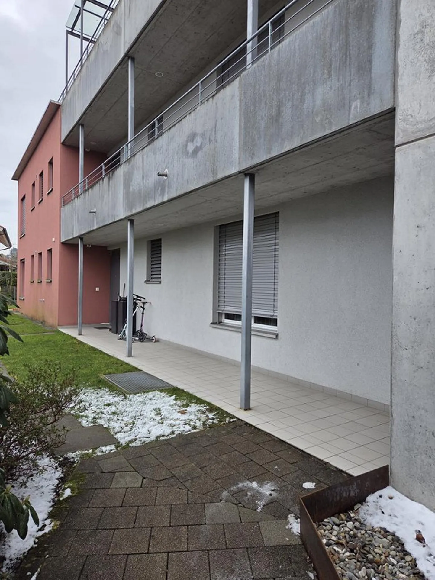Family-friendly 3.5-room apartment with garden seating area and winter garden - Photo 1 of 10