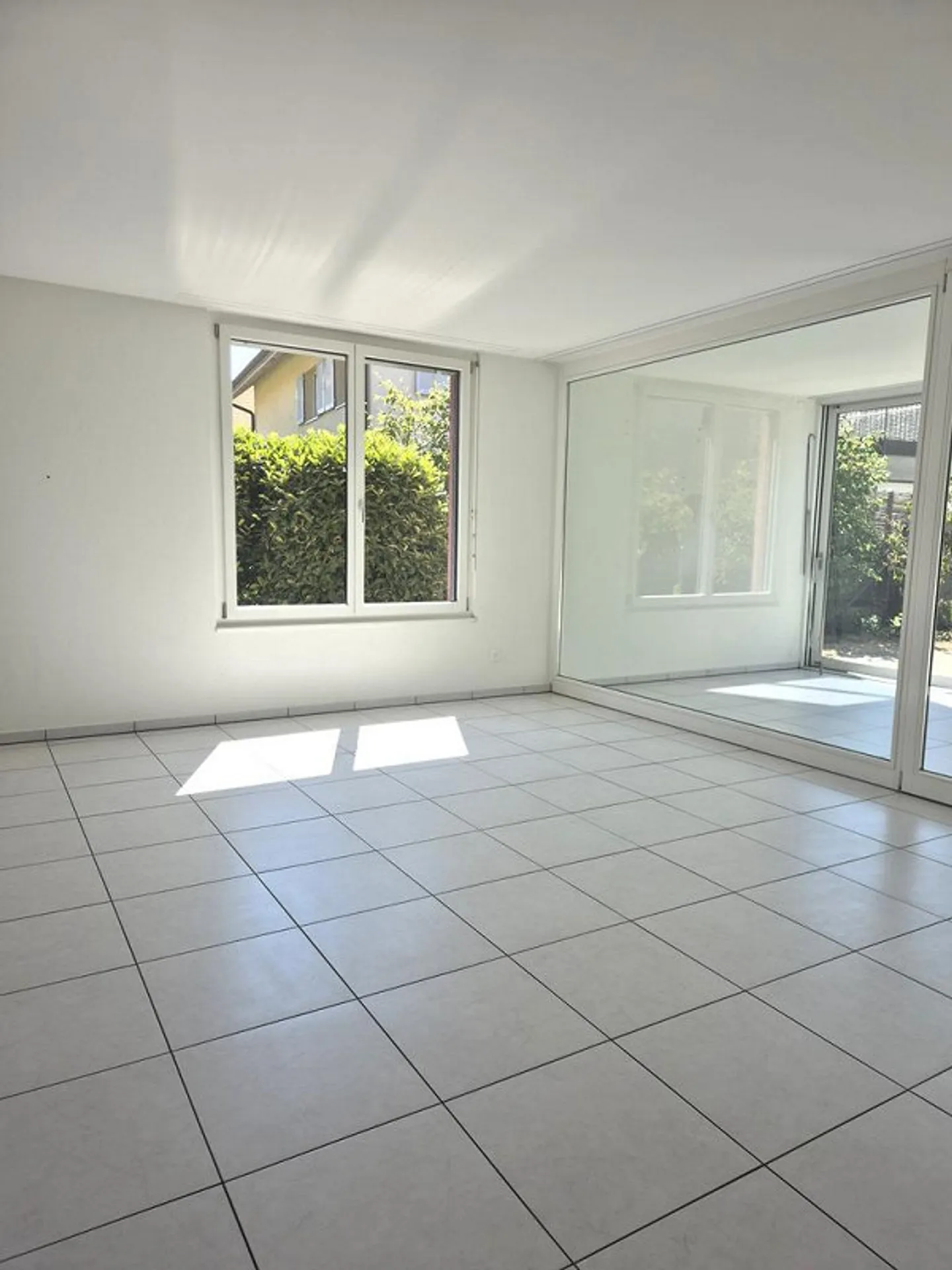 Family-friendly 3.5-room apartment with garden seating area and winter garden - Photo 3 of 10