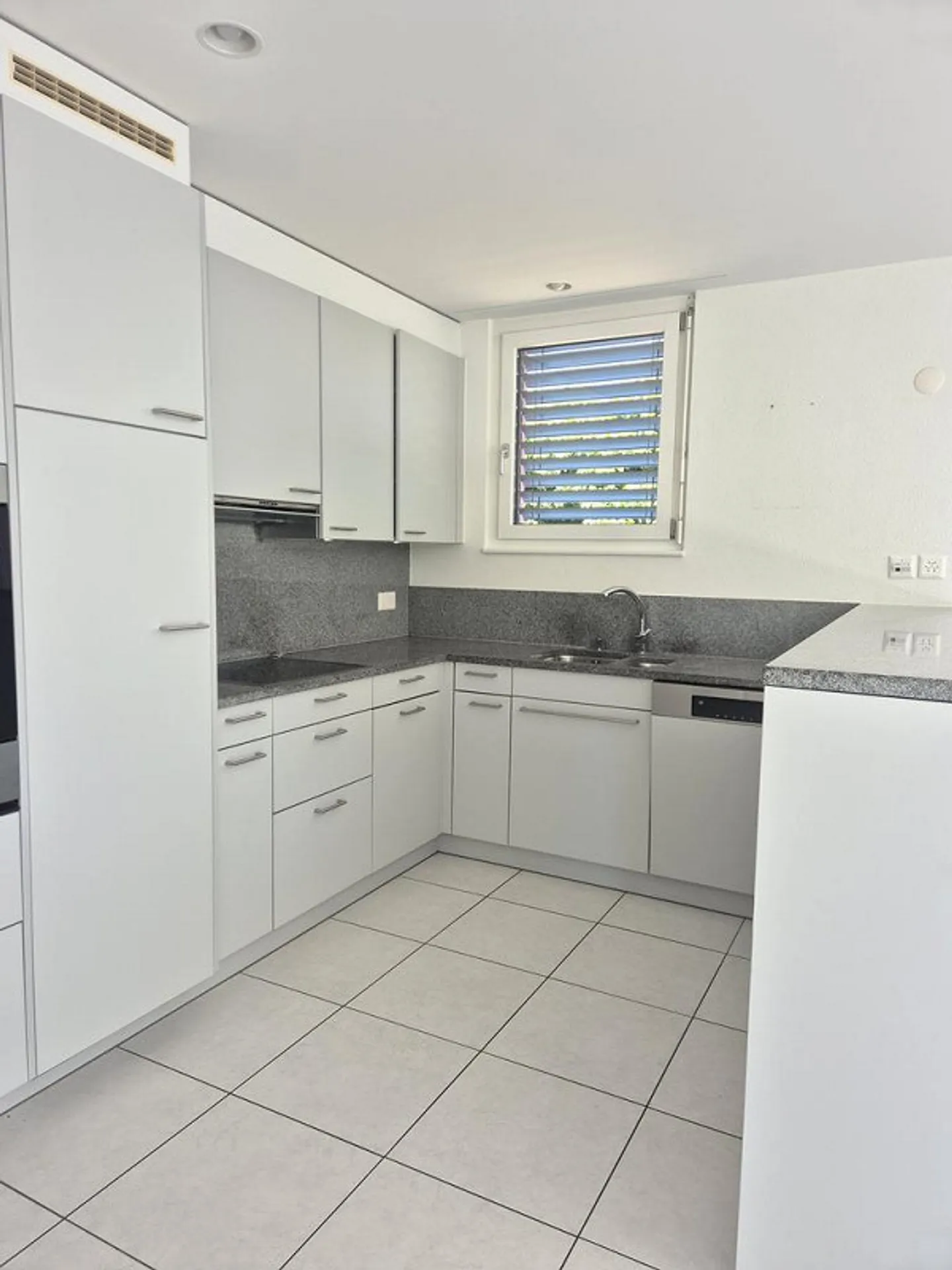 Family-friendly 3.5-room apartment with garden seating area and winter garden - Photo 4 of 10