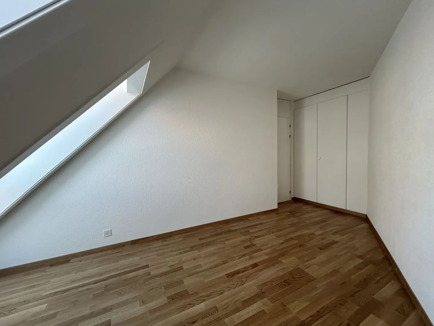 Nel cuore della città, appartamento di 4,5 stanze con tetti inclinati - Foto 4 di 7