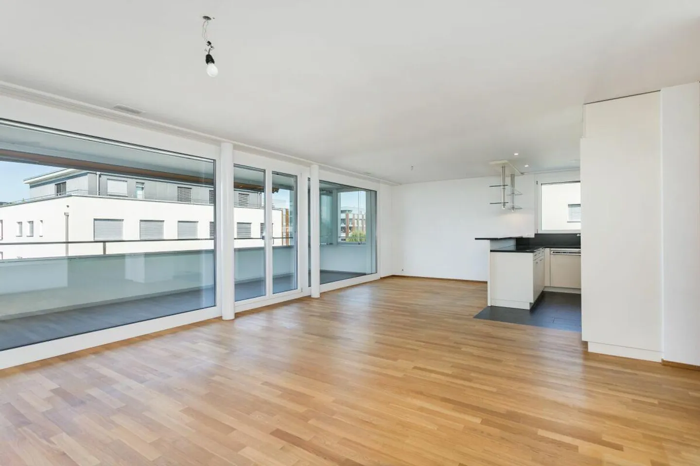 Helle 4.5-Zimmer-Wohnung in Steinhausen - Foto 3 von 9