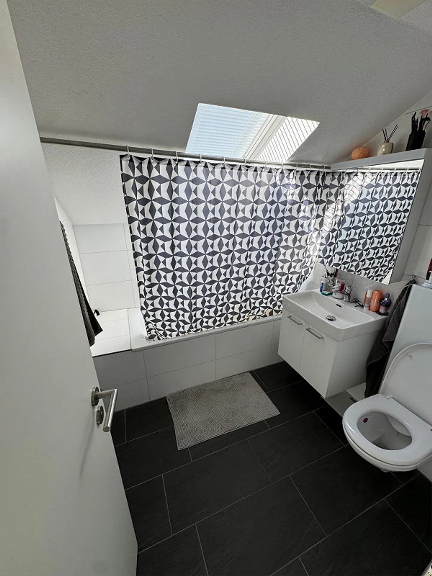 Attractive 3.5-room apartment on the 2nd floor with balcony and parking space - Photo 2 of 8