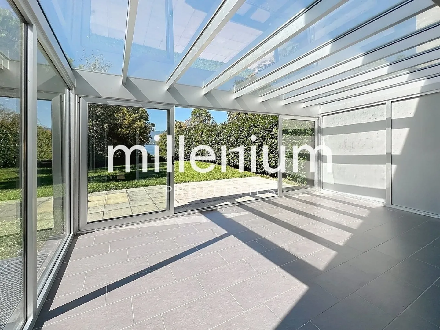 Villa con terrazza panoramica e vista sul lago - Foto 4 di 10