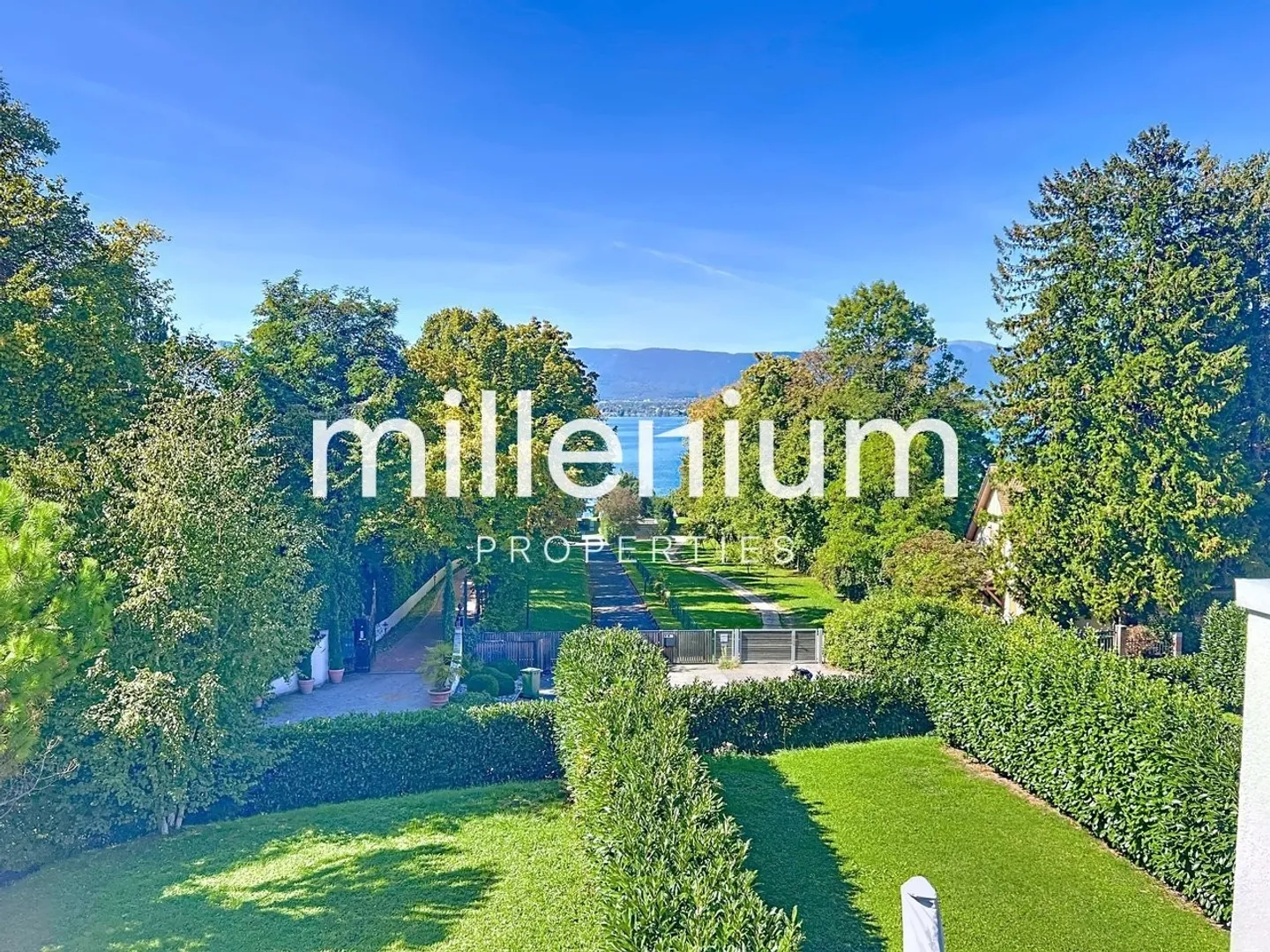 Villa con terrazza panoramica e vista sul lago - Foto 1 di 10