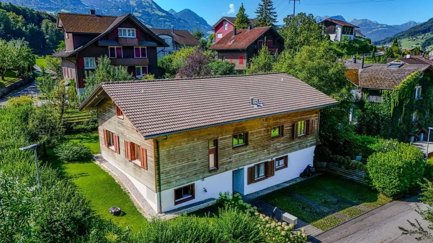 Viel Potential - Perfektes 2-Familienhaus in Sarnen - Jede Einheit mit eigenem Garten  - Foto 1 von 13