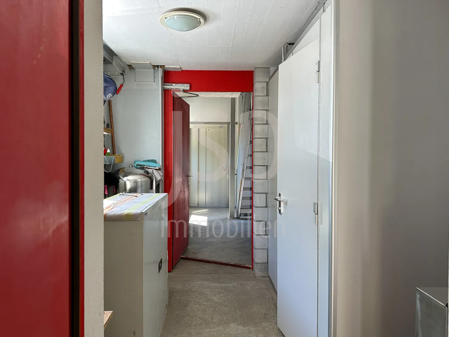 Commercial property with penthouse apartment in Neuenegg - Photo 12 of 33