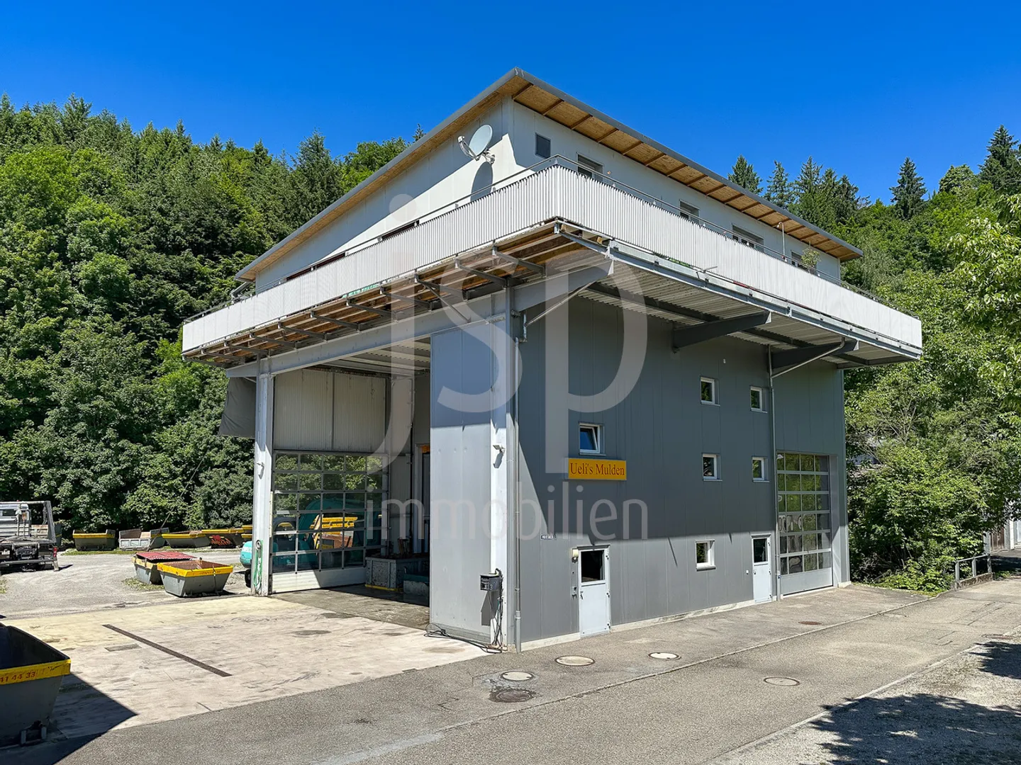 Commercial property with penthouse apartment in Neuenegg - Photo 32 of 33