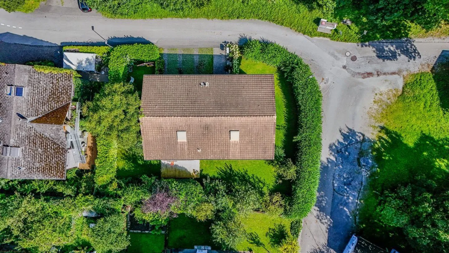 Viel Potential - Perfektes 2-Familienhaus in Sarnen - Jede Einheit mit eigenem Garten  - Foto 2 von 13