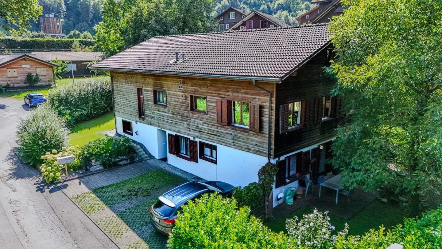 Viel Potential - Perfektes 2-Familienhaus in Sarnen - Jede Einheit mit eigenem Garten  - Foto 3 von 13