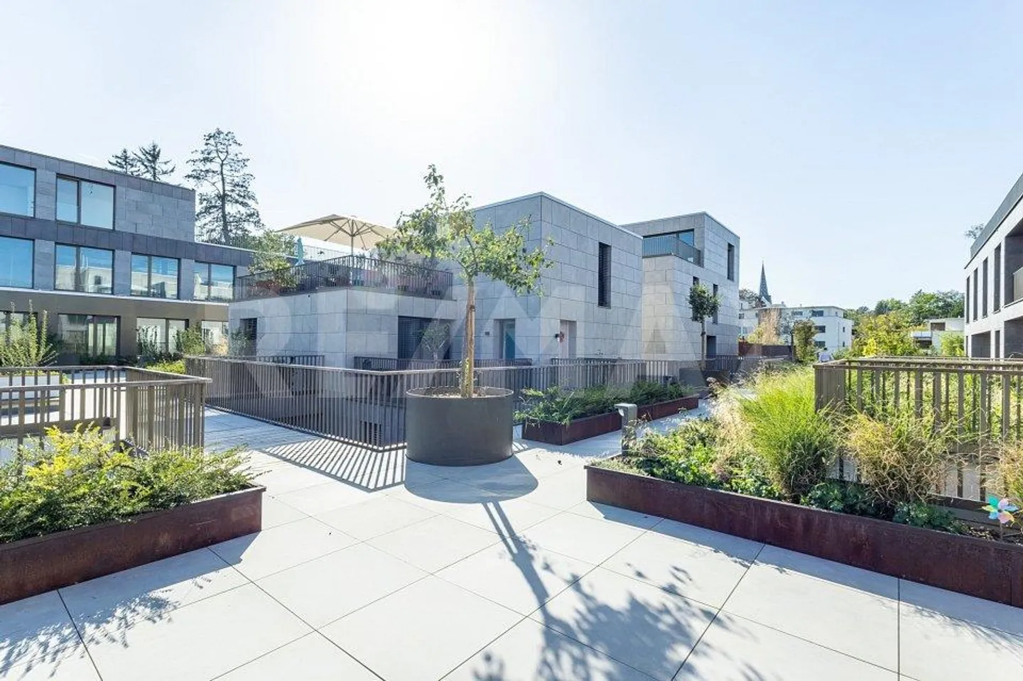 Urban Living Redefined: Stylish Maisonette with Wow Architecture - Photo 1 of 11