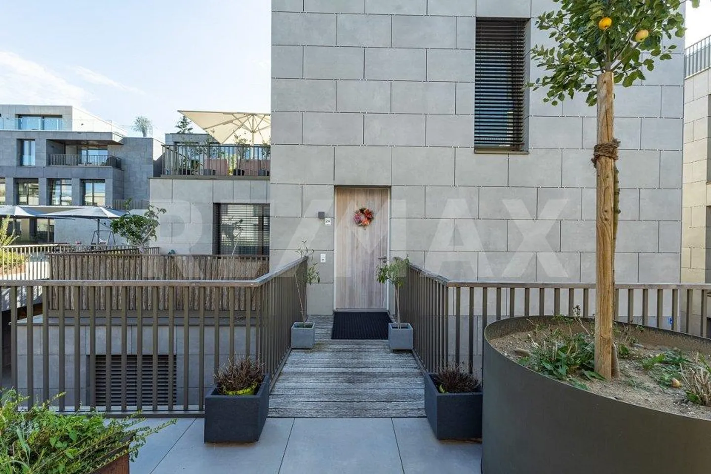 Urban Living Redefined: Stylish Maisonette with Wow Architecture - Photo 2 of 11