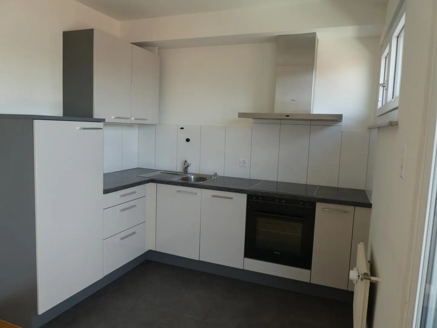 Luminoso appartamento mansardato di 1,5 stanze vicino al Reno - Foto 2 di 7