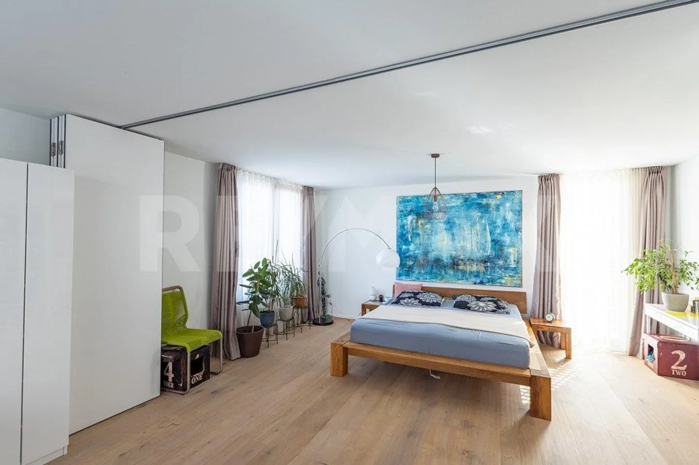 Urban Living Redefined: Stylish Maisonette with Wow Architecture - Photo 5 of 11