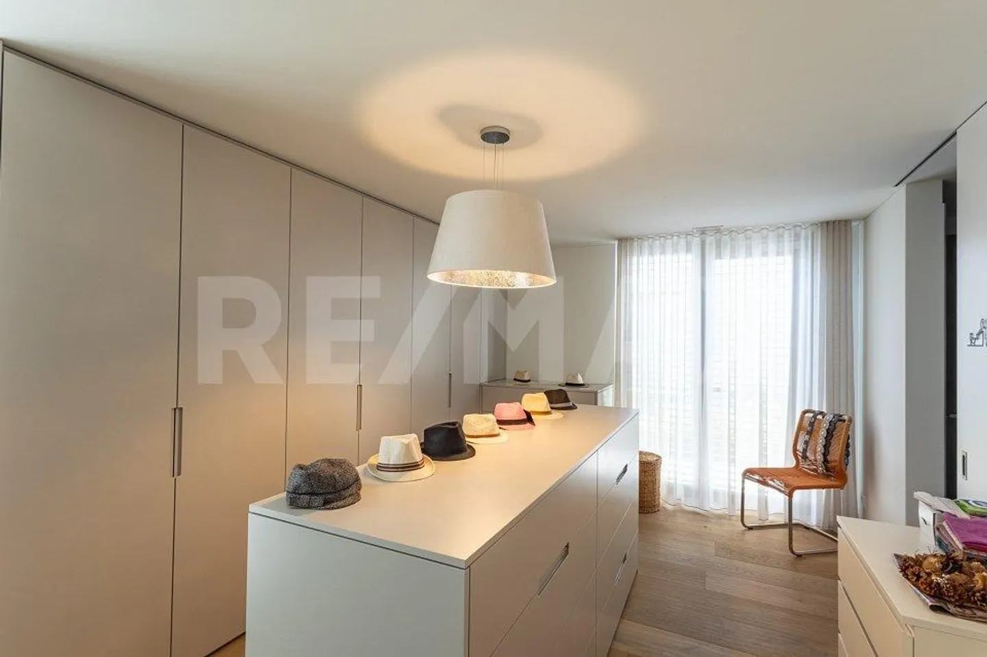 Urban Living Redefined: Stylish Maisonette with Wow Architecture - Photo 6 of 11