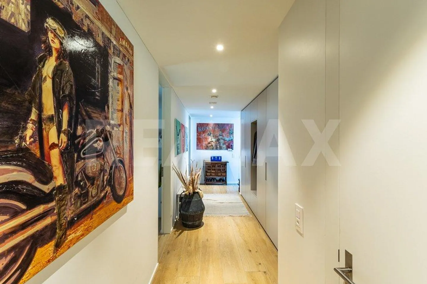 Urban Living Redefined: Stylish Maisonette with Wow Architecture - Photo 3 of 11