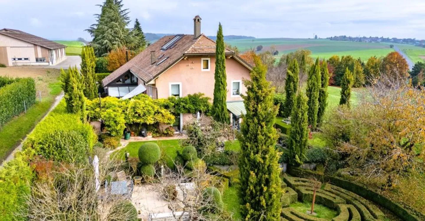 Elegant 7-room property - Plot of 1,720 m² beautifully landscaped - Photo 1 of 11