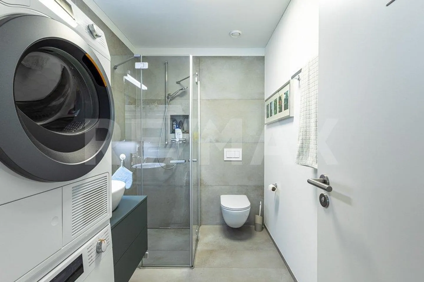 Urban Living Redefined: Stylish Maisonette with Wow Architecture - Photo 8 of 11
