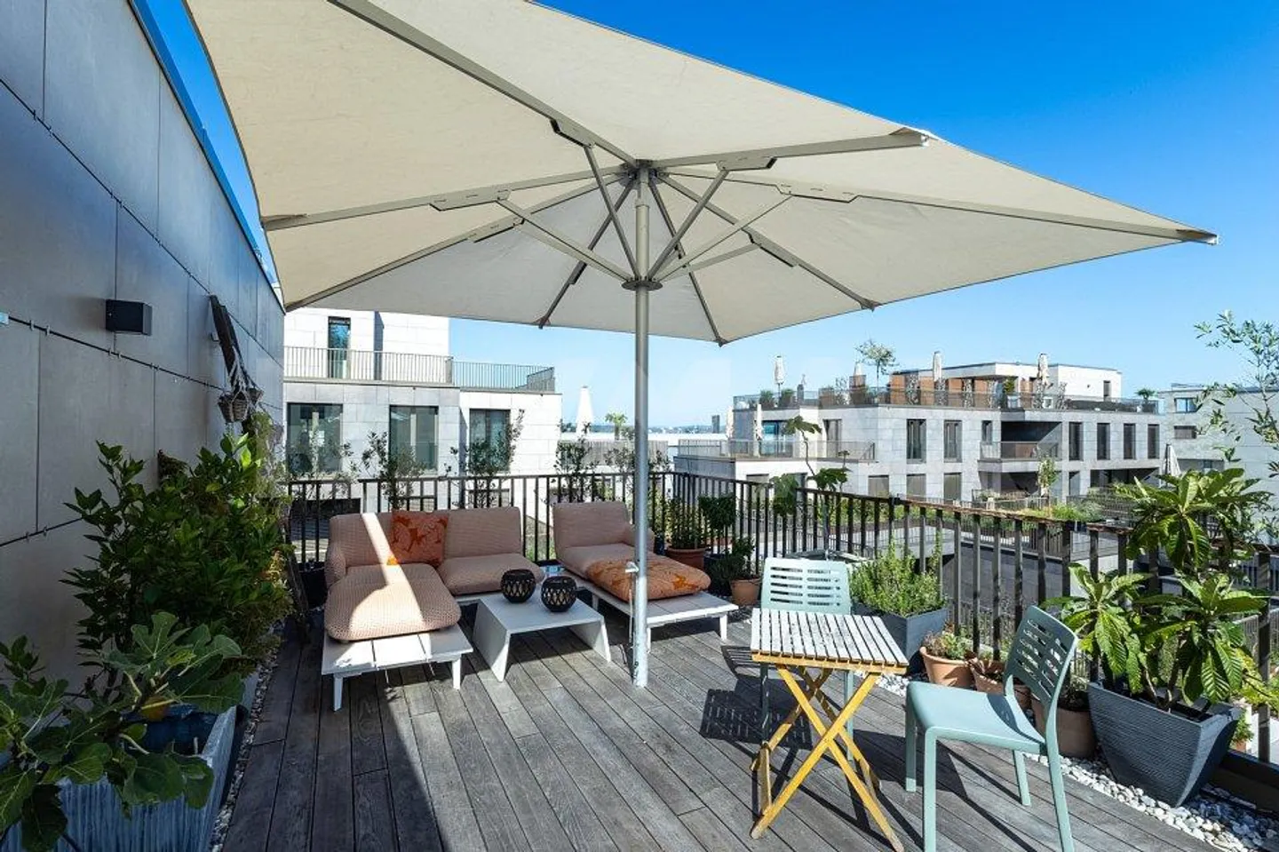 Urban Living Redefined: Stylish Maisonette with Wow Architecture - Photo 9 of 11