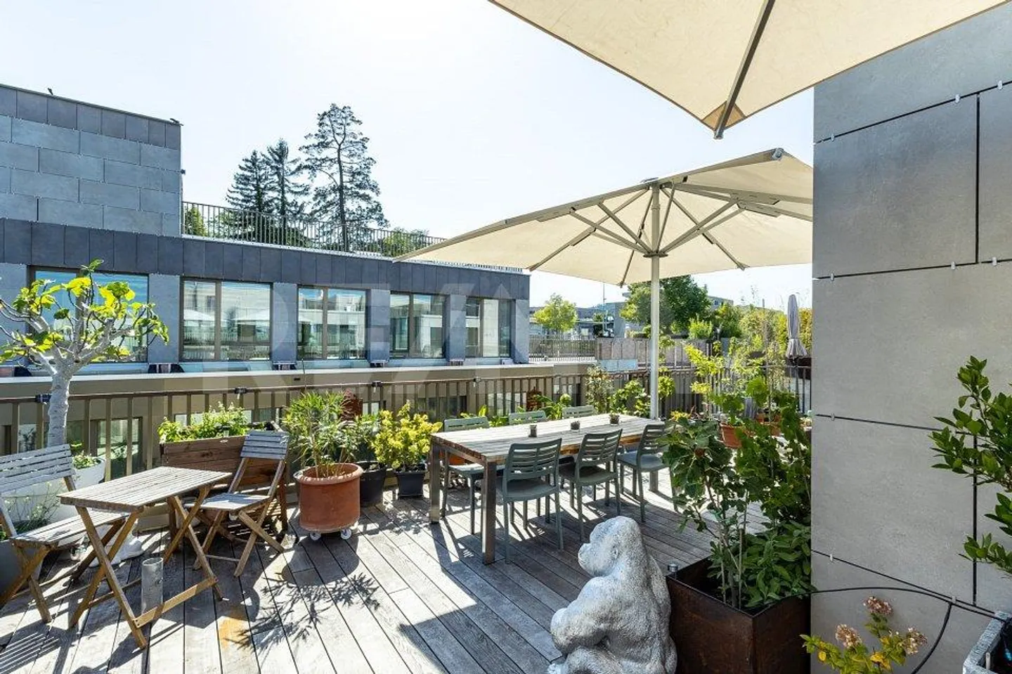 Urban Living Redefined: Stylish Maisonette with Wow Architecture - Photo 10 of 11