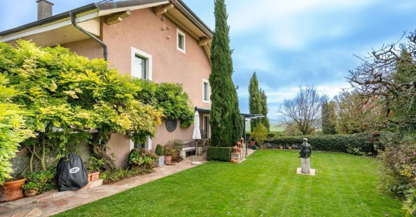 Elegant 7-room property - Plot of 1,720 m² beautifully landscaped - Photo 2 of 11