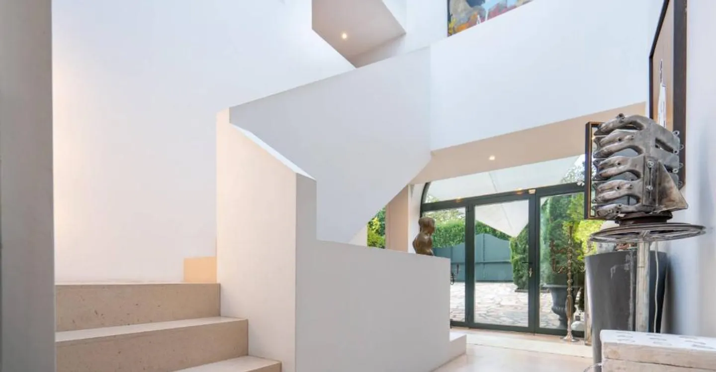 Elegant 7-room property - Plot of 1,720 m² beautifully landscaped - Photo 6 of 11