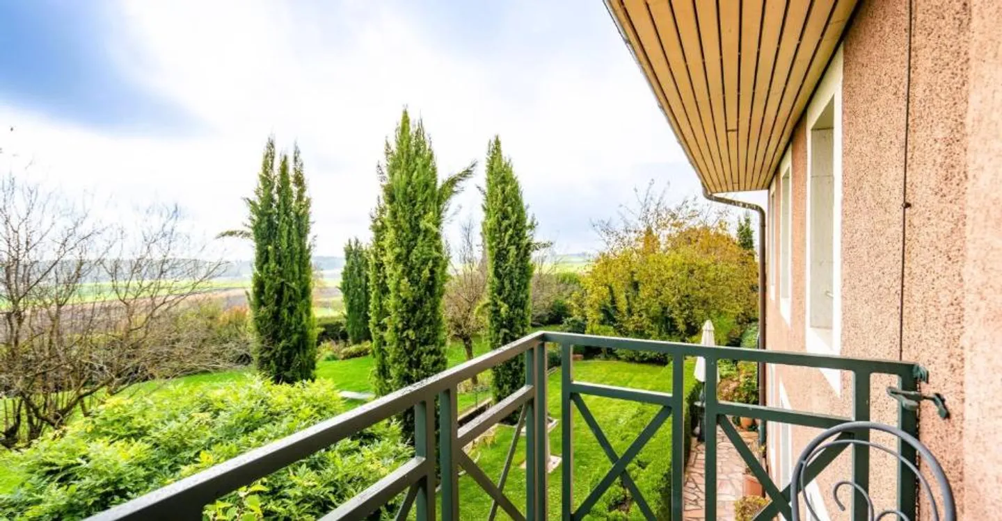 Elegant 7-room property - Plot of 1,720 m² beautifully landscaped - Photo 8 of 11