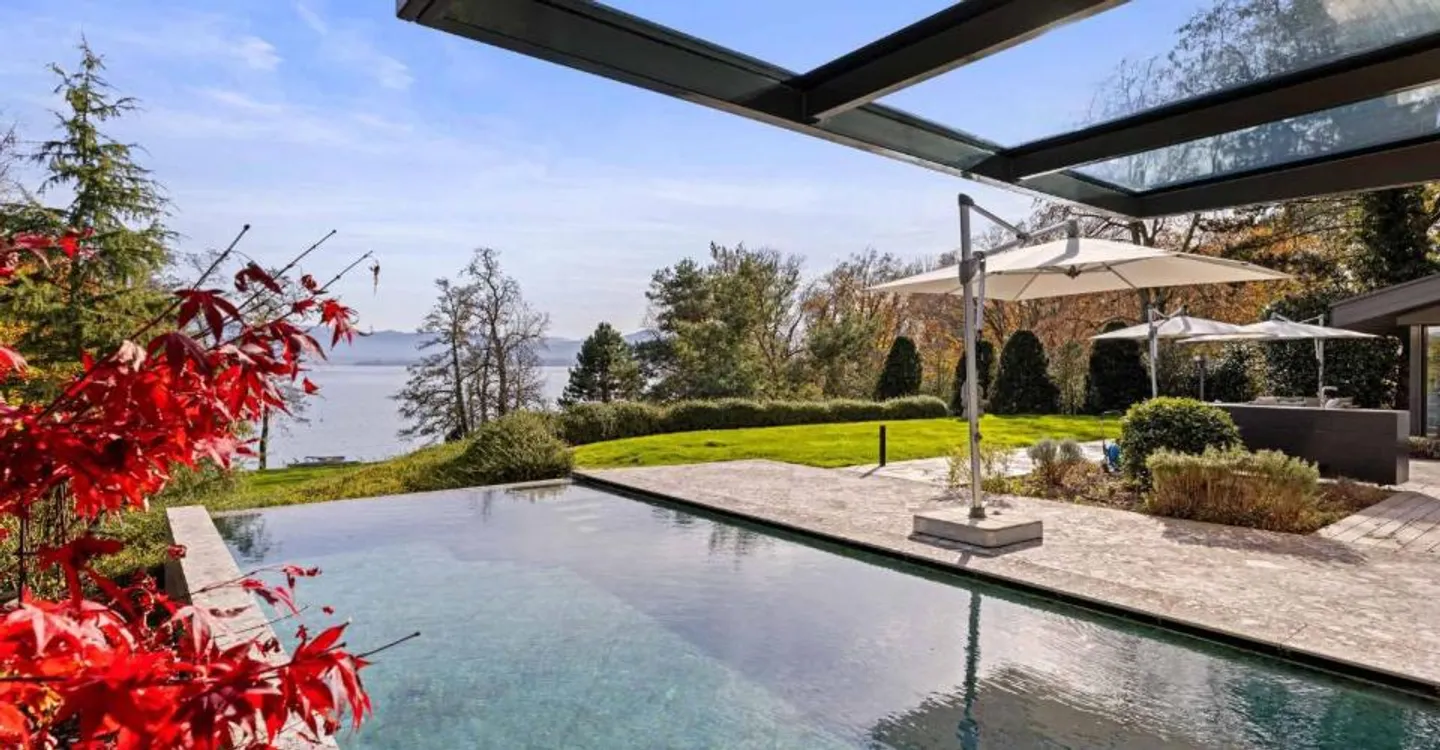 Exceptional property feet in the water - Photo 2 of 12